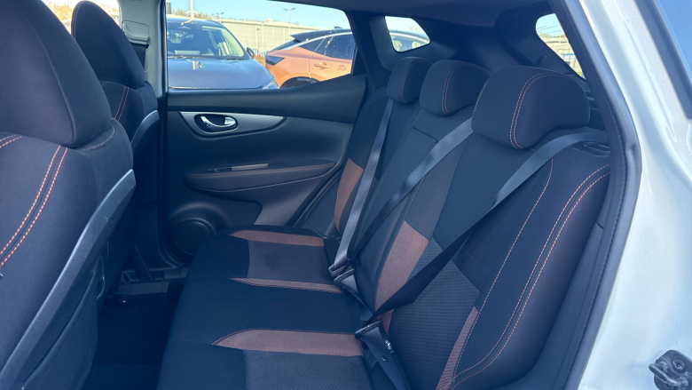 Nissan Qashqai 1.3 DiG-T N-Motion 5dr Petrol Hatchback